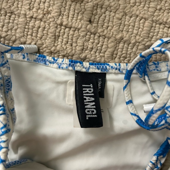 Triangle string bikini in floral - Picture 3 of 3